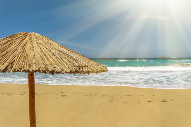 空荡荡的沙滩，夏日的遮阳伞，阳光明媚。图片下载