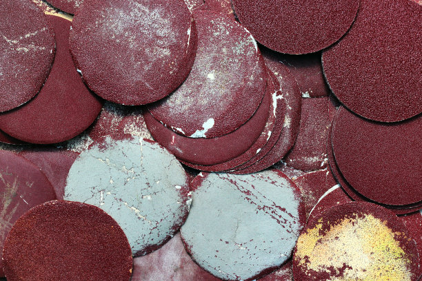 旧的轨道磨光盘作为木工背景图片下载