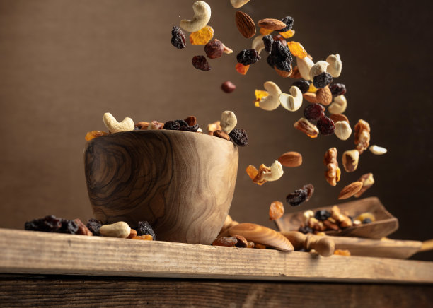 飞行干果和坚果。图片下载