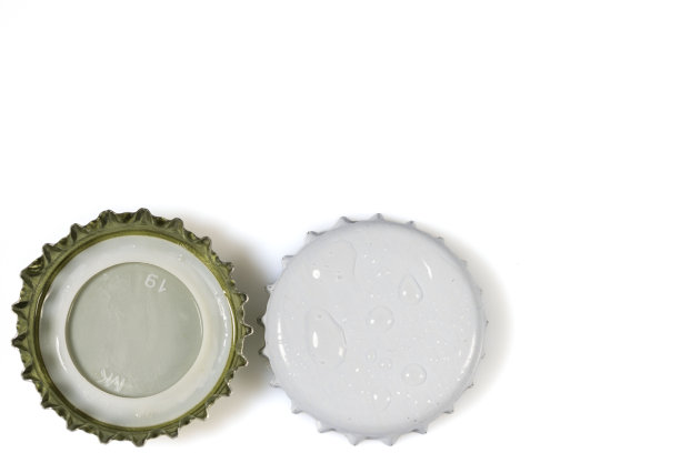 近距离观看白色金属帽与滴孤立在白色背景。图片下载