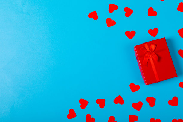 在蓝色背景上孤立的红心和礼品盒的俯视图，复制空间图片下载
