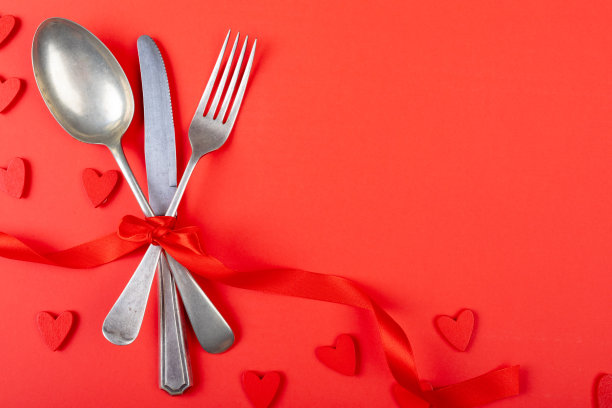 餐具与红色背景与复制空间的丝带捆绑的俯视图图片下载