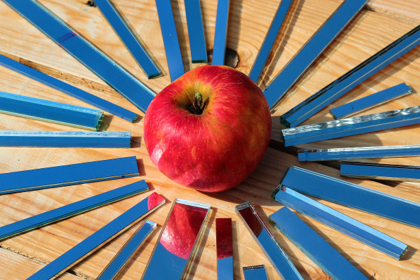 苹果和镜子放在木桌上图片下载