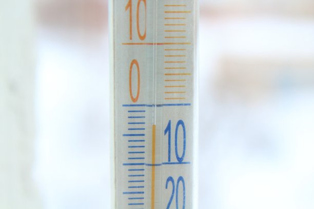 窗户上的温度计显示了街上的温度。特写镜头。图片下载