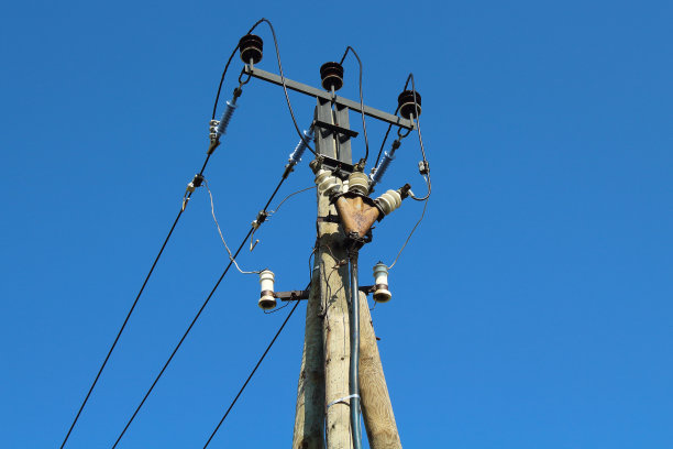 带电线的老式木制电线杆。电力线路的支持。特写镜头。背景。图片下载