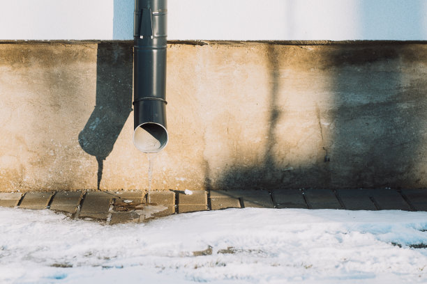 冬天的落水管结冰的照片。图片下载