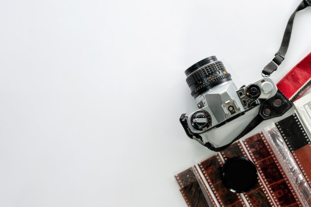 白色背景的复古电影胶片相机图片下载