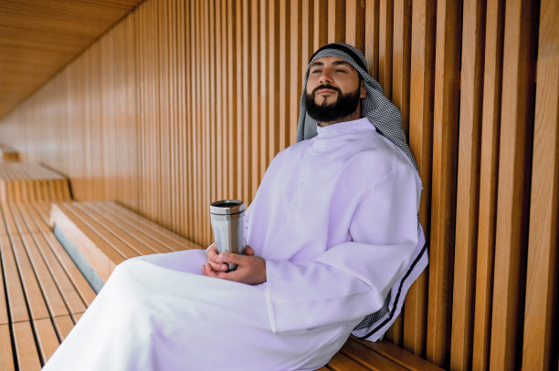 坐在木凳上的年轻阿拉伯男子图片下载