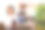 成功的西班牙裔女商人站在办公室拿着公文包图片下载