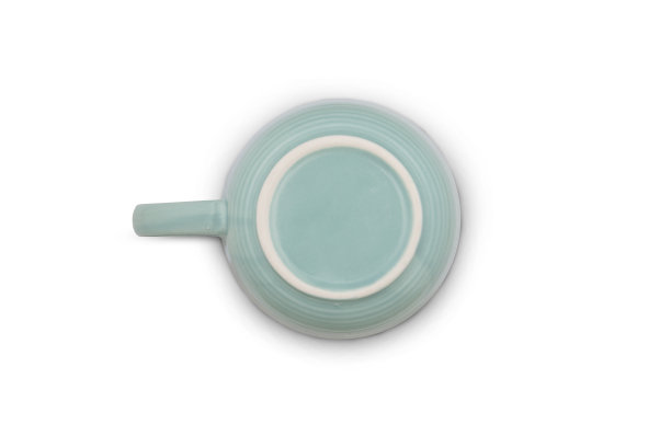 白色背景上的蓝色陶瓷杯图片下载