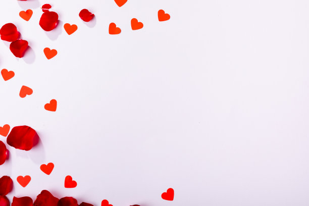 头顶的红色心形装饰和玫瑰花瓣与复制空间在白色背景图片下载