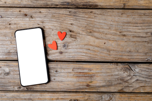 头顶的白色屏幕上的智能手机由心形装饰表，复制空间图片下载