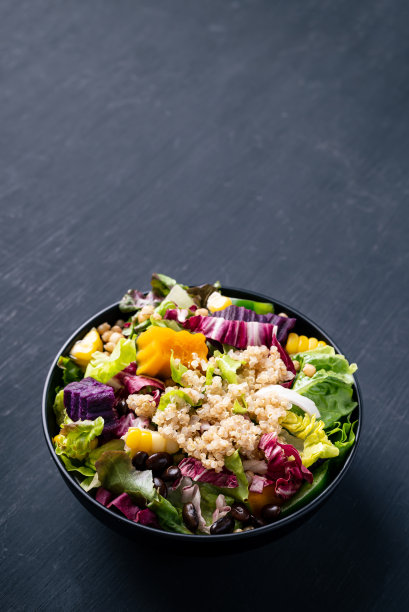 健康的素食蔬菜沙拉配藜麦种子图片下载