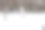 8个月大的拉布拉多小狗在刚落下的雪中嬉戏。跳伞时的照片。狗带着她的玩具。的耳朵飞了起来。图片下载