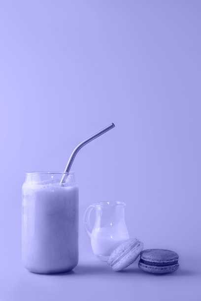 高杯冰咖啡，配以吸管，搭配奶油和马卡龙，为您的设计打造2022年的时尚色彩。图片下载