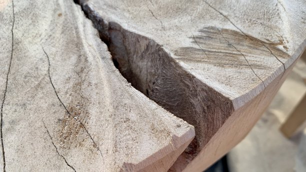 破碎木桌视图图片下载