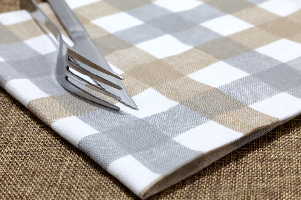 叉和刀放在格子餐巾上图片下载