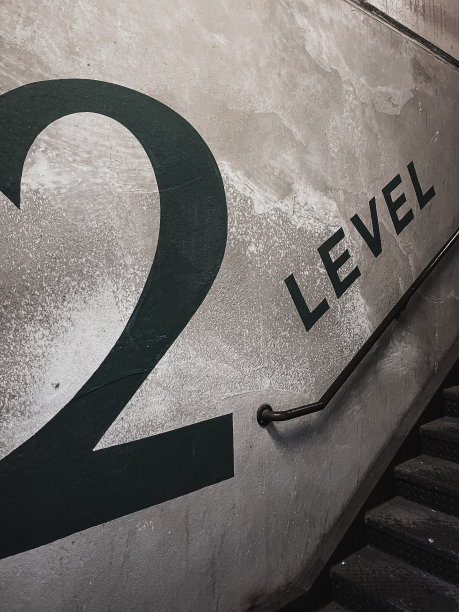 砂砾常用楼梯井指示你在楼梯的第二层。图片下载