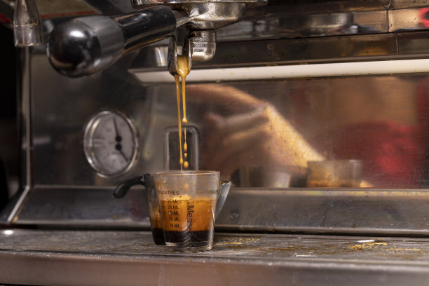 咖啡馆里的浓缩咖啡机和加工成饮料的咖啡。图片下载