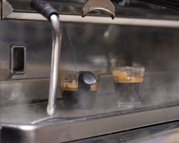 咖啡馆里的浓缩咖啡机和加工成饮料的咖啡。图片下载