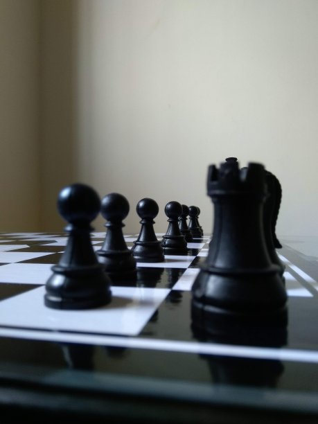 棋盘上的棋子。图片下载