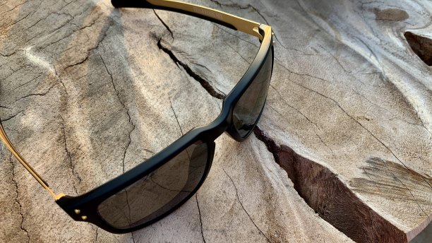 木桌子上的太阳镜图片下载