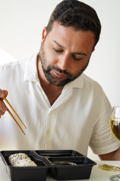 一个正在吃什锦寿司的人。加利福尼亚卷。图片下载