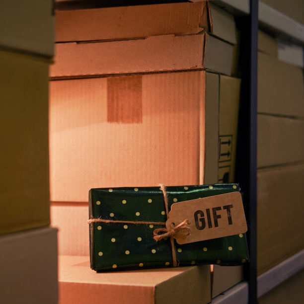 在假日邮寄包裹和送礼物。仓库里新年前夜的圣诞礼物和盒子图片下载