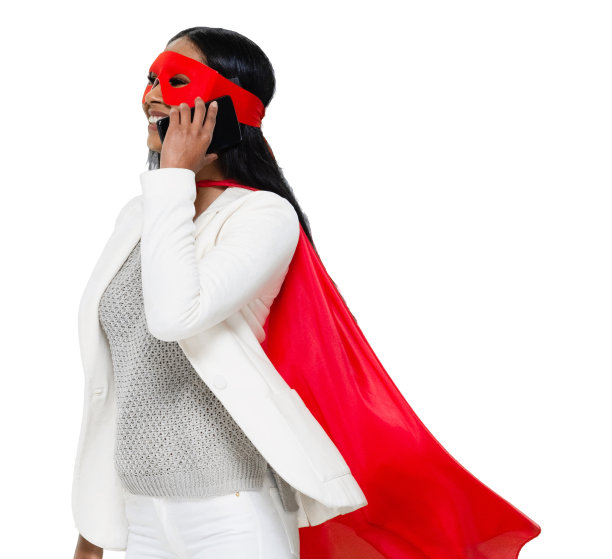 拉丁美洲和西班牙裔女性超级英雄站在白色背景前，戴着面具-伪装和使用智能手机图片下载