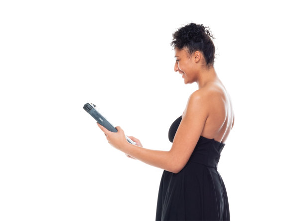 非裔美国年轻女性站在白人背景前，穿着连衣裙，拿着合同图片下载