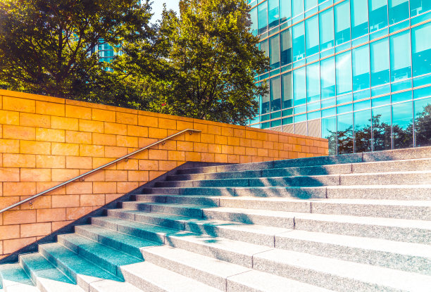 在金丝雀码头的现代建筑之间的花园图片下载