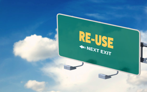 在蓝天下重用高速公路出口标识上的文字图片下载