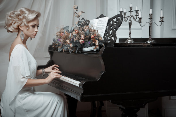 年轻美丽的新娘在弹钢琴图片下载