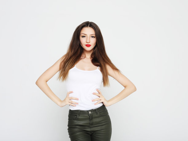 漂亮的女人穿着休闲的衣服，在白色的背景上摆姿势图片下载