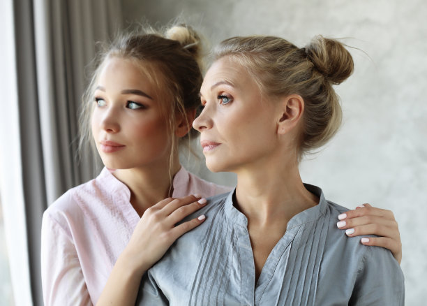 年长的母亲拥抱成年的女儿一起欢笑，年老的女士拥抱年轻的女士兴奋的微笑图片下载