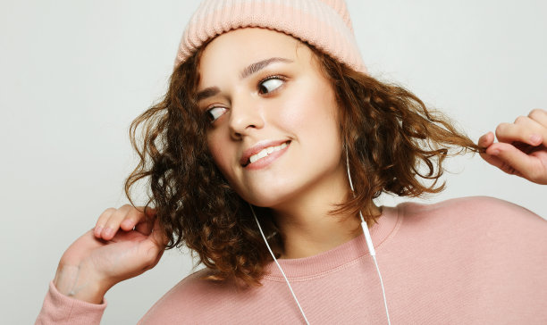 一个戴着耳机的美丽女孩的肖像图片下载