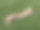 木制娃娃躺在草地上放松地晒日光浴图片下载