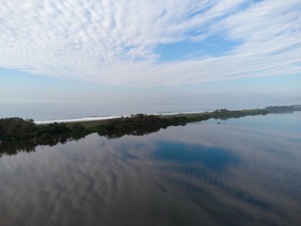 从空中俯瞰Reserva海滩和Marapendi泻湖。背景是巴西里约热内卢的reio dos Bandeirantes山。黎明。阳光明媚，有云。无人驾驶飞机的照片图片下载