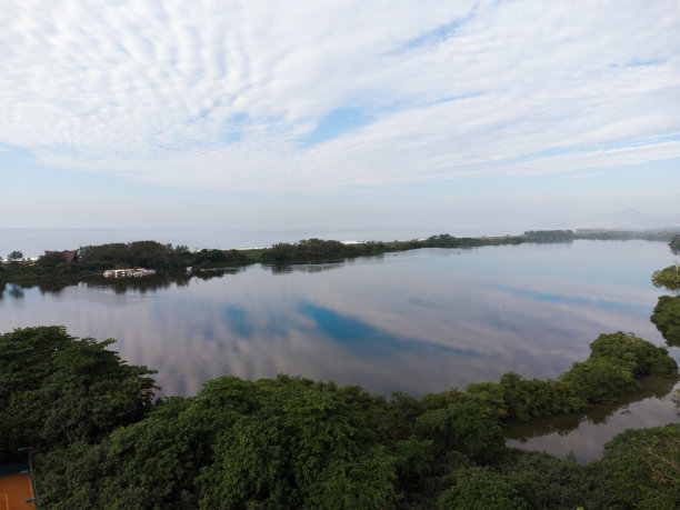 从空中俯瞰Reserva海滩和Marapendi泻湖。背景是巴西里约热内卢的reio dos Bandeirantes山。黎明。阳光明媚，有云。无人驾驶飞机的照片图片下载