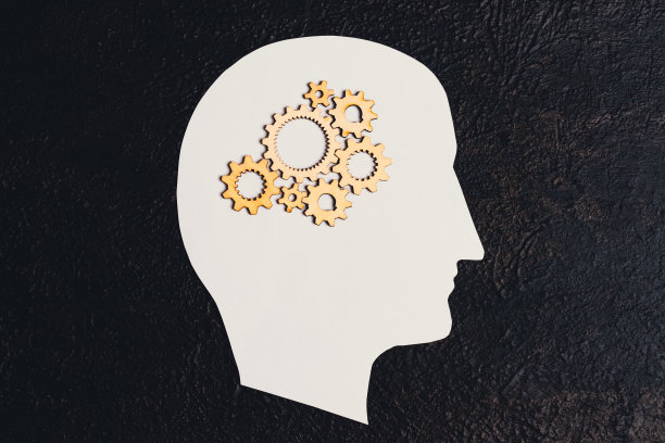 人类的大脑和黑色背景上的齿轮图片下载