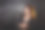 在黑色和纹理背景下看着相机的女人。图片下载