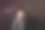 女人坐在椅子上看着相机，背景是黑色和纹理。图片下载