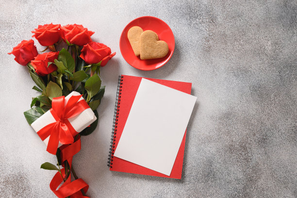 情人节贺卡，浪漫的礼物，红玫瑰和心形饼干。图片下载