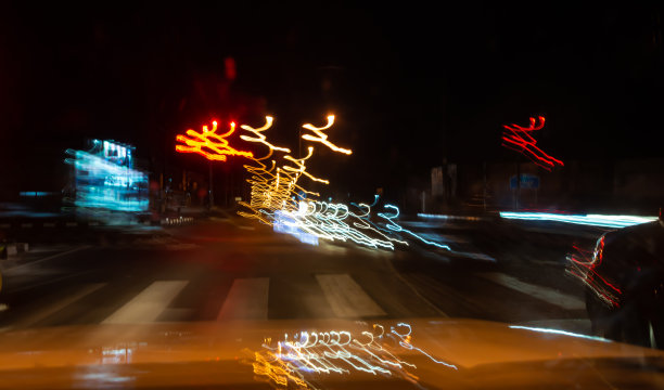 看起来像一个醉酒司机的眼睛，长时间曝光的道路照片在夜间抽象超速背景与汽车。危险的区域。图片下载