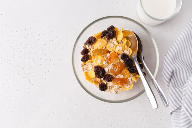 健康早餐，饮食文化。新鲜格兰诺拉麦片，葡萄干什锦麦片。本空间图片下载