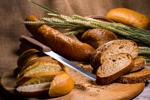 面包和刀在船上。图片下载