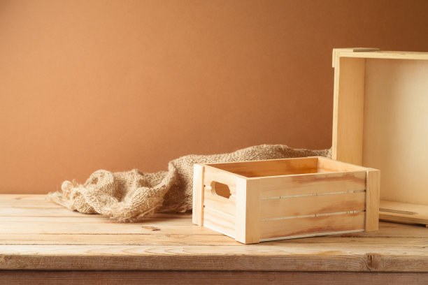 空木盒在质朴的桌子与麻布墙背景。农贸市场模拟设计和产品展示。图片下载