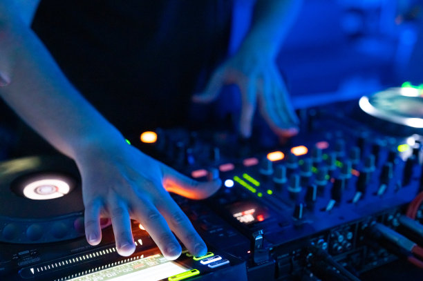 夜总会迪斯科派对Dj混音台的特写。DJ手触摸按钮和滑块播放电子音乐。高质量的摄影。图片下载