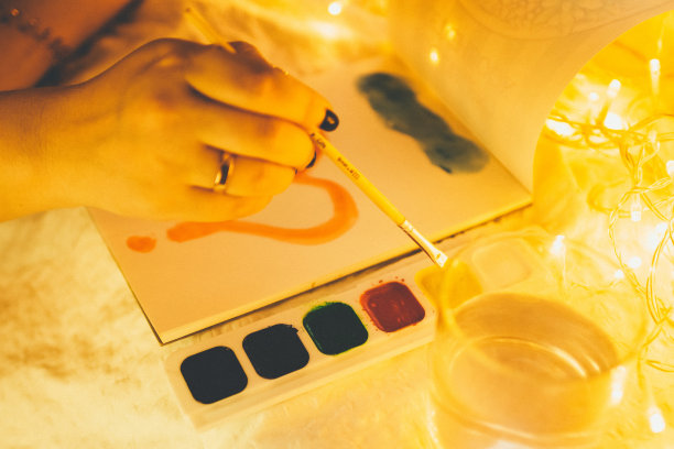 女人在笔记本上手绘图片下载