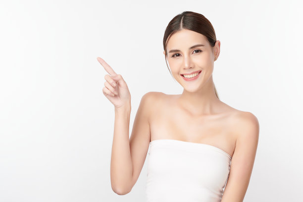 美丽年轻的亚洲女性干净清新的皮肤在白色背景，面部护理，面部护理，美容，美容和水疗，亚洲女性肖像。图片下载